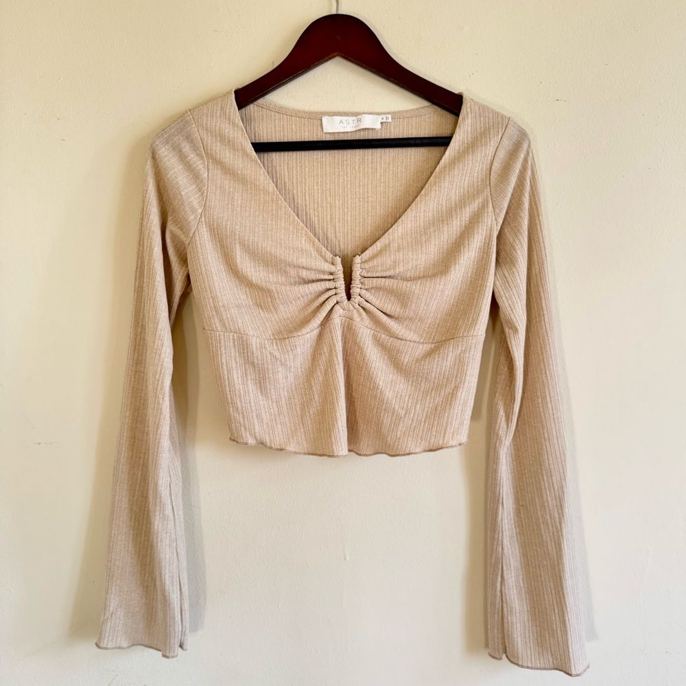 ASTR ribbed bell sleeve long sleeve top metal V Bar accent